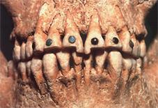 Зубы, украшенные драгоценными камнями, Майя, 1 век н.э.